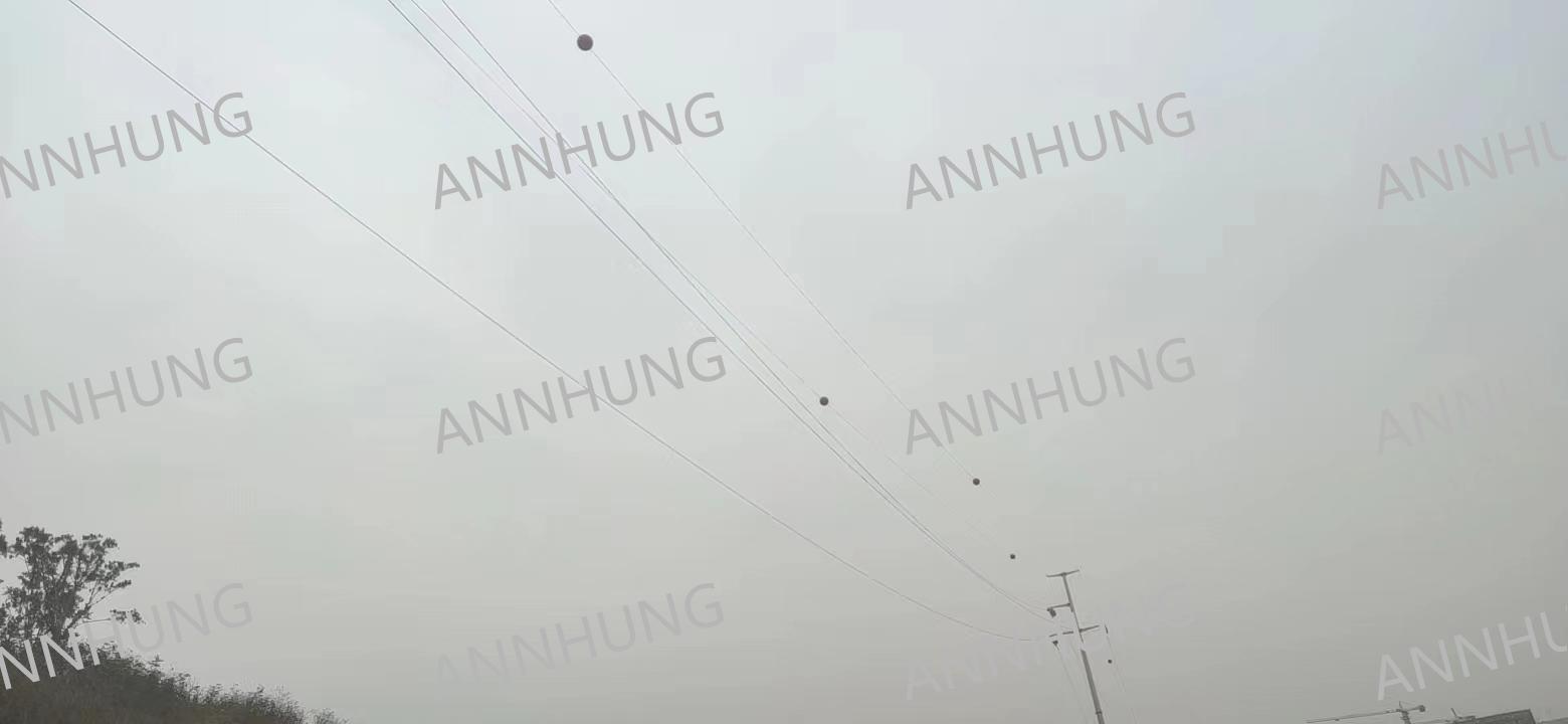 সম্পর্কে সর্বশেষ কোম্পানী কেস Aircraft Warning Sphere Installation Case: AH-AWS 600 mm Fiberglass Markers on High-Voltage Transmission Lines